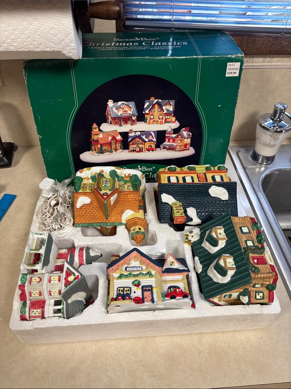 1997 Santa's Best Christmas Classics 5 Piece Miniature House Village Needs Fuses